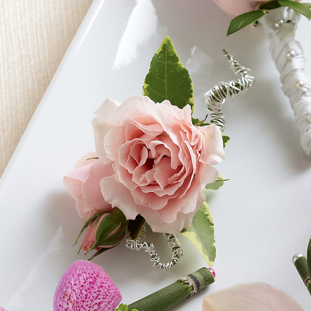Pink Spray Rose Boutonniere – SWEET CREATIONS BROOKFIELD FLWRS & BLLNS, Brookfield IL