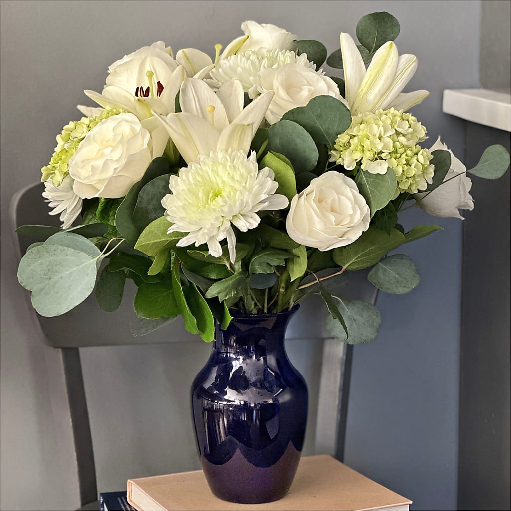 Snowy Dreams Bouquet – SWEET CREATIONS BROOKFIELD FLWRS & BLLNS, Brookfield IL